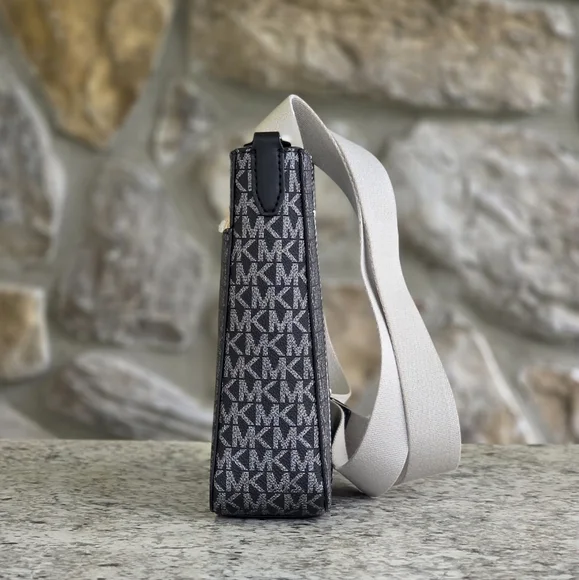 Michael Kors Jet Set Logo Black Crossbody - Picture 2 of 9